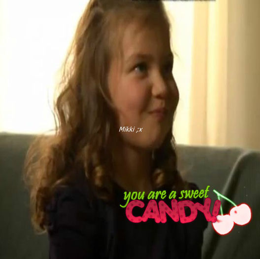 `` Mami .. de la tine vreau bomboane =)))) si de la tati vleau jucarii =))));x;x