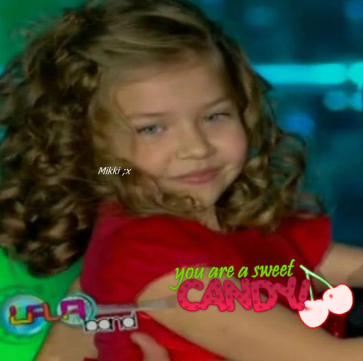 `` *vine , isi face o casuta in copac si se asunde acolo* Aici nu o sa ma gaseasca =))))) *manca bob