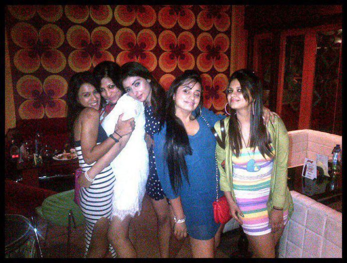 539662_491477300887463_1548851560_n - Nia Sharma