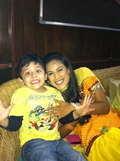 543847_491478000887393_242137454_n - Nia Sharma