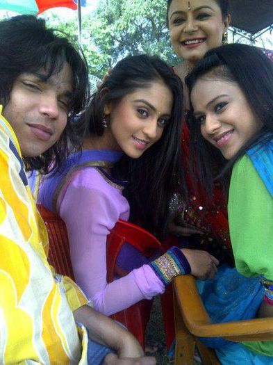 560066_491478120887381_346322925_n - Nia Sharma