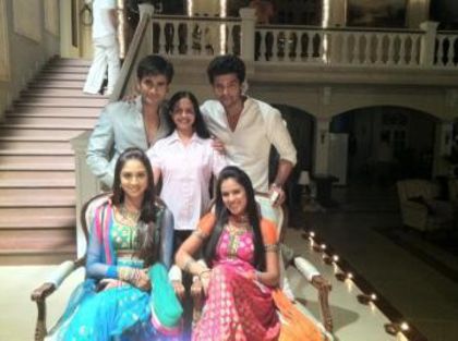 563426_491477950887398_2106780118_n - Nia Sharma
