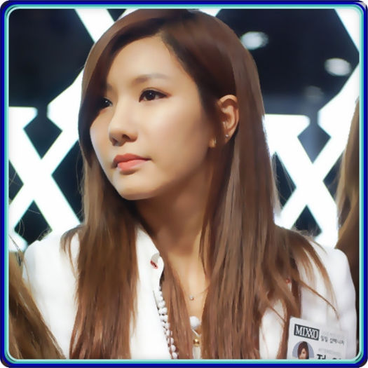 • Hmm..:-? Ki, chitara lui MyungSoo e sus..:-? Ia-o daca vrei..:-?