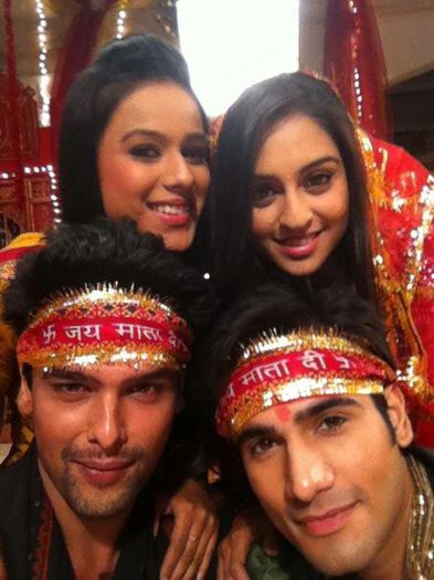 386464_188522227913844_966195355_n - Ek Hazaaron Mein Meri Behna Hain unseen pictures
