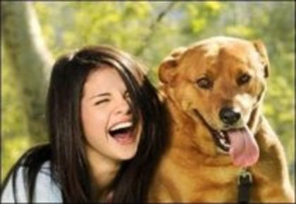 79584380_OUFCPUZ - selena gomez si cainii ei