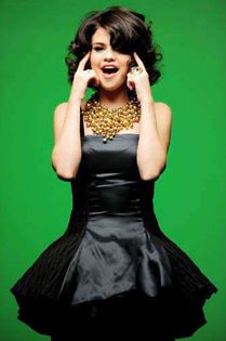 Selena-Gomez--filmari-clip-Naturally - Selena Gomez 2013