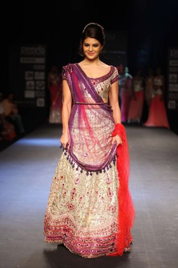 625627_480129808708009_1900707961_n - Jacqueline Fernandez 2