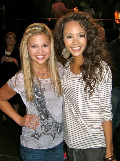 284659_132754283479397_7823194_n - olivia holt