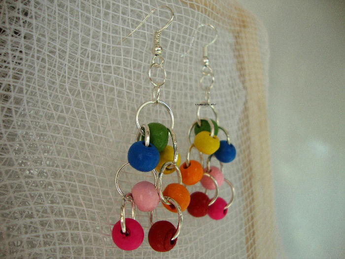 Cercei ,,Curcubeu''     = C200; Cercei ,,Curcubeu&amp;amp;#039;&amp;amp;#039;
Margele din lemn.
Dimensiune L=6 cm.
Pret 7,5 lei.
