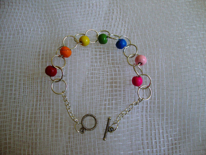 Bratara ,,Curcubeu''           B200; Bratara ,,Curcubeu&#039;&#039;
Dimensiune L=20 cm.
Pret 7,5 lei.
