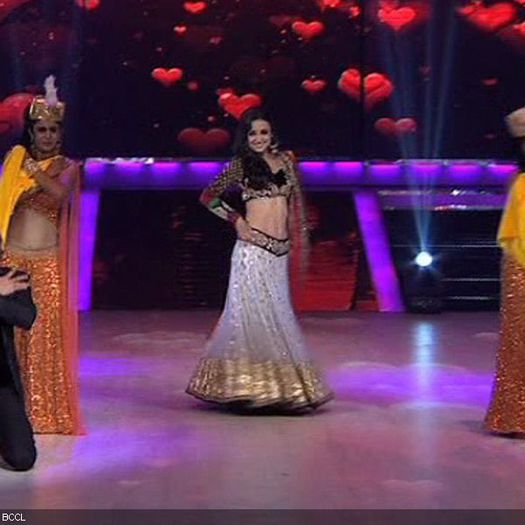 Sanaya-Irani-shows-off-her-dance-moves-on-the-stage-of-Jhalak-Dikhla-Jaa-
