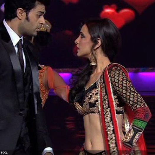 Sanaya-Irani-and-Manish-Paul-enacting-a-Bollywood-number-on-the-stage-of-Jhalak-Dikhla-Jaa-