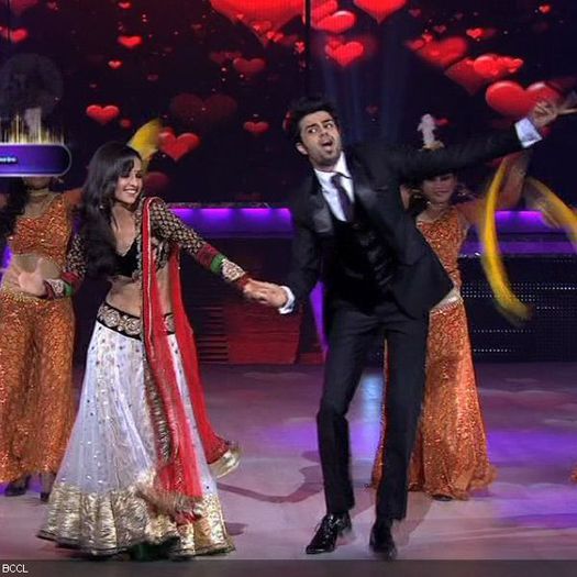 Sanaya-Irani-and-Manish-Paul-sets-the-Jhalak-Dikhla-Jaa-stage-on-fire-with-their-act-