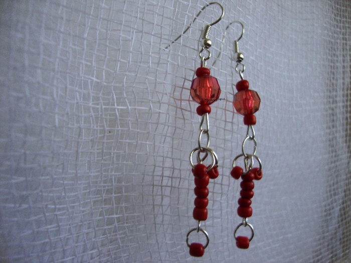 Cercei 4                        =C194; -pret 4 lei
