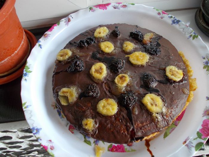 TARTA CU CIOCOLATA SI CAPSUNI SI BANANE - delicatese