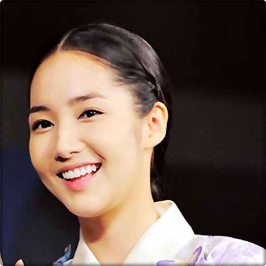 ►.Waaa, ce bune maniere. Hyang Dan ! (o vede si o striga) .