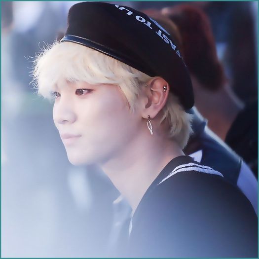 <.> .. (ia un pahar;bea) .. Ahh,sambata. -_- .. Vi-l trimit pe blondin sambata. -_- .. :)) ..
