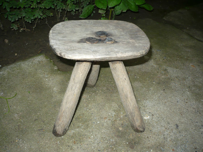 scaun din lemn cu trei picioare - ALTA PASIUNE - bodooni