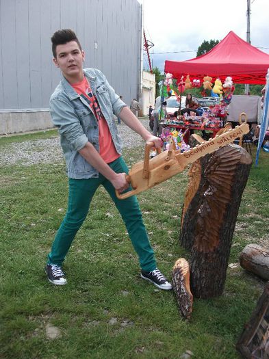 REBEL - sculptura cu drujba