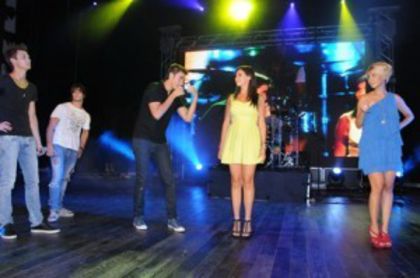 lala-band-concert-300x199