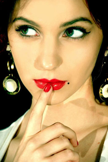 542650_300954799972239_479113881_n