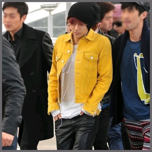 [:)] ..[intra; cu o plasuta] ..Brrr.. :-s..[se duce tiptil in spatele canapelei; se apleaca] ..Hello - l - x - Episodul 50 - x - l