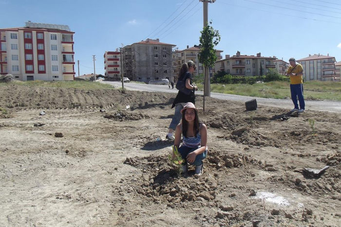 Raluca cu copacelul plantat de ea in Beypazari