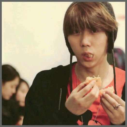 [:)] ..[mancand].. ^^ ..i love you.. :o3 :X
