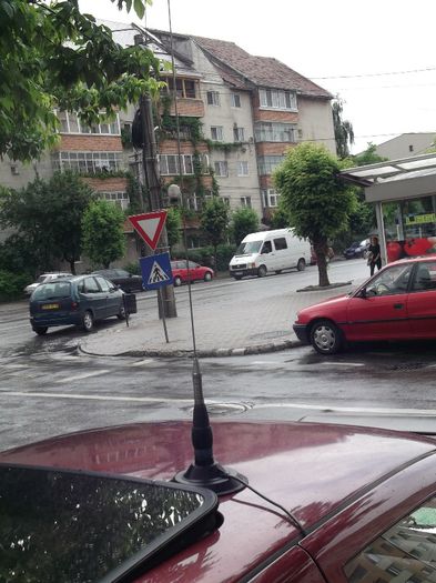 POZITIE MEDIANA PE CAPOTA MASINII - METEORIT CAZUT PE ANTENA DE STATIE