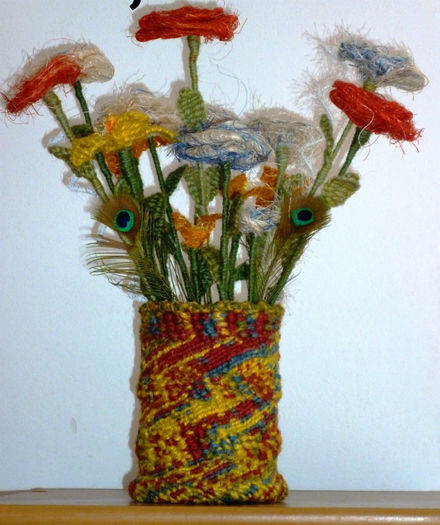 Vaza din sfoara; Realizata din sfoara colorata cu flori din sfoara
