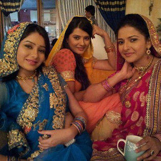 603592_533583973370350_570599983_n - 3-Aarti-Kratika Sengar si  Yash-Gurmeet