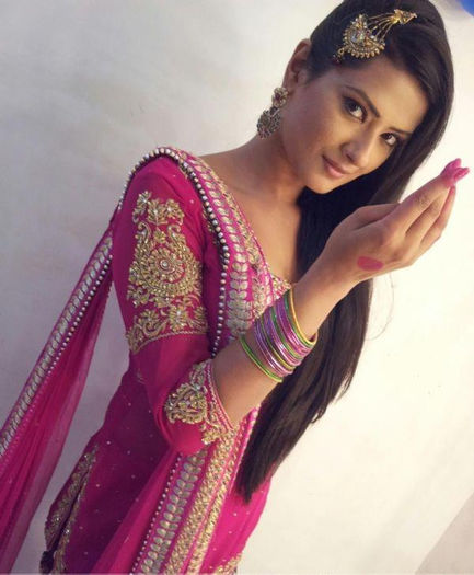 541927_315440825240481_277569863_n - Kratika Sengar-Aarti