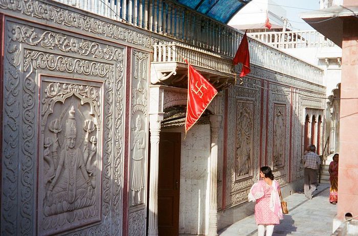 800px-Entry_Door_to_the_Yogmaya_precincts_ - Delhi
