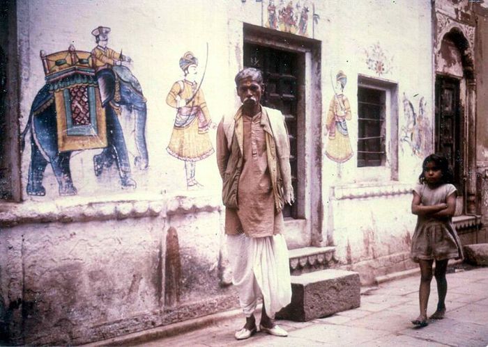 800px-Wall_paintings,_Varanasi,_1973