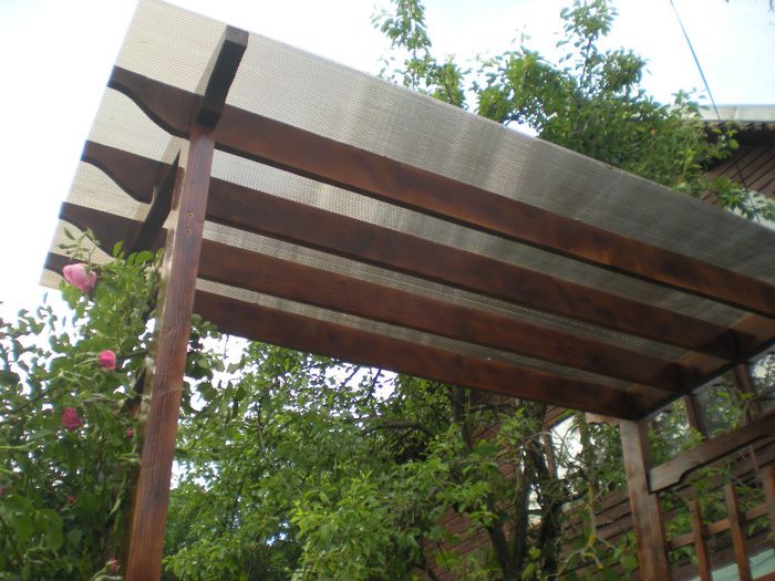 Pergola din lemn cu fotolii pentru gradina