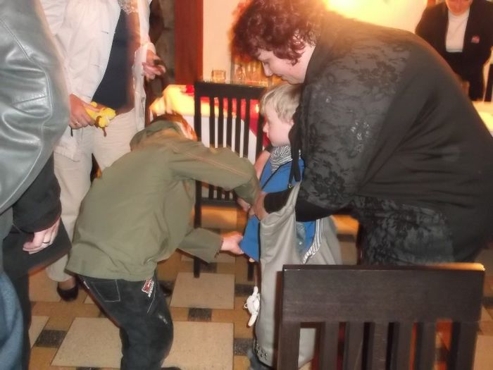 UNUL CARE SE IMBRACA SINGUR