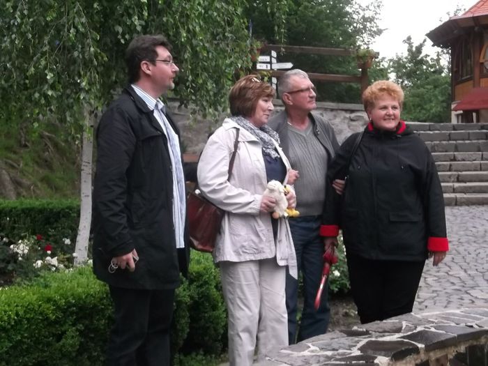 IN STANGA S-A "DEFECTAT" UN NENEA