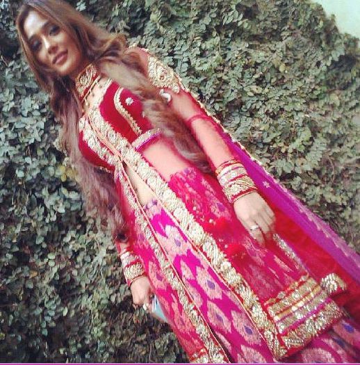 15 - Sara Khan in Junoon