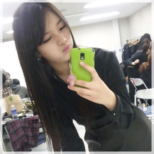 (*) ..Mhm.. :-w ..[se uita la L] ..Ti`am spus aseara.. I don`t need ...stii tu ce. :-w - l - x - Episodul 51 - x - l