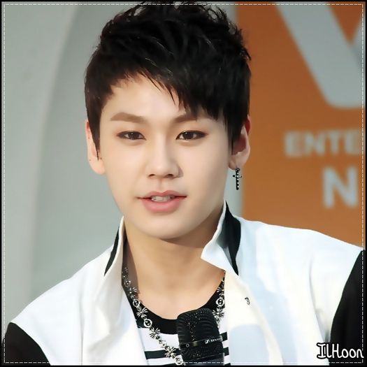 ♫ [il impinge cu degetul;MyungSoo cade] x_x :-ss [se pune repede pe canapea] N-am facut nimic..:-s.
