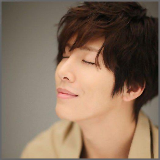 ;= Hei..:3 :)) .. (se aseaza pe acolo pe jos ; deschide tv-ul ; ii da telecomanda lui JA)