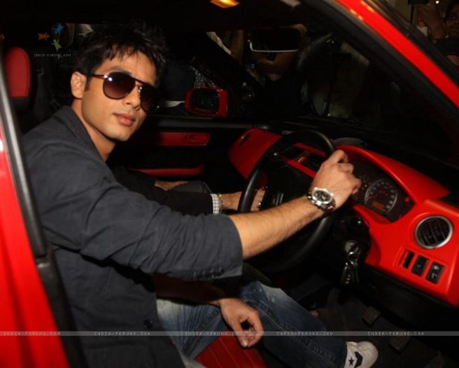 108056-shahid-kapoor-at-autocar-show