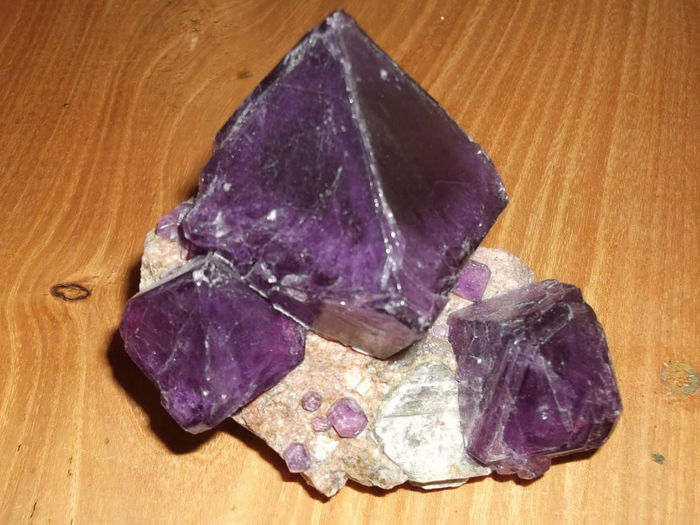 ametist pe calcit - cristale si roci