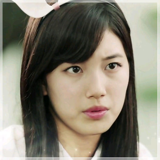 (*) ..Stai asa.. o.o ..Hu- Hu? ...De mine vorbea ieri? o.o ..-___- ..
