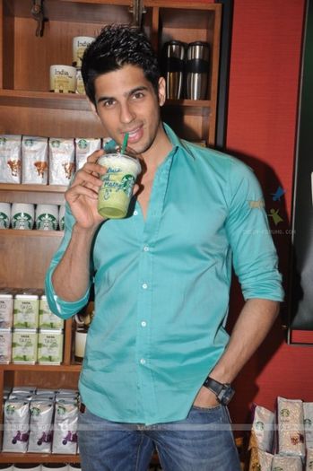 234569-siddharth-malhotra-at-starbucks-in-mumbai- - Siddharth Malhotra