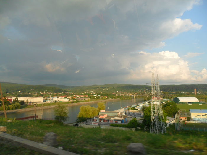 Oltul la intrarea in  Rm Valcea