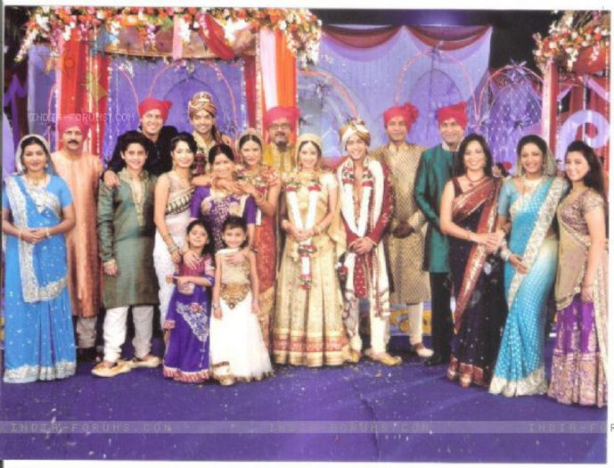 191857-punar-vivah-cast-celebrating-marriage - 3-Aarti si Yash