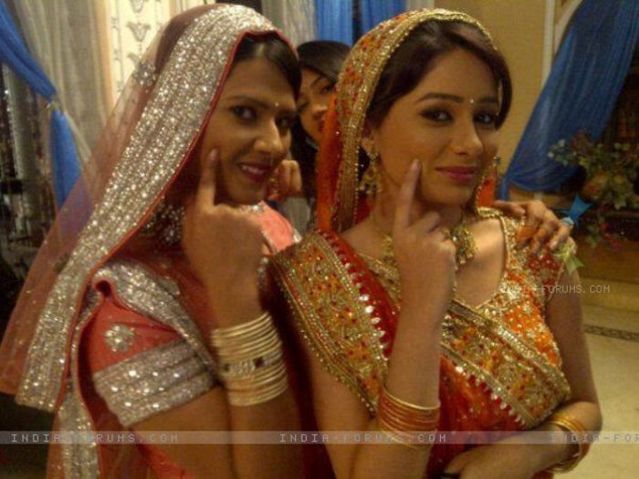 196304-kratika-sengar-and-leena-jumani - 3-Aarti si Yash