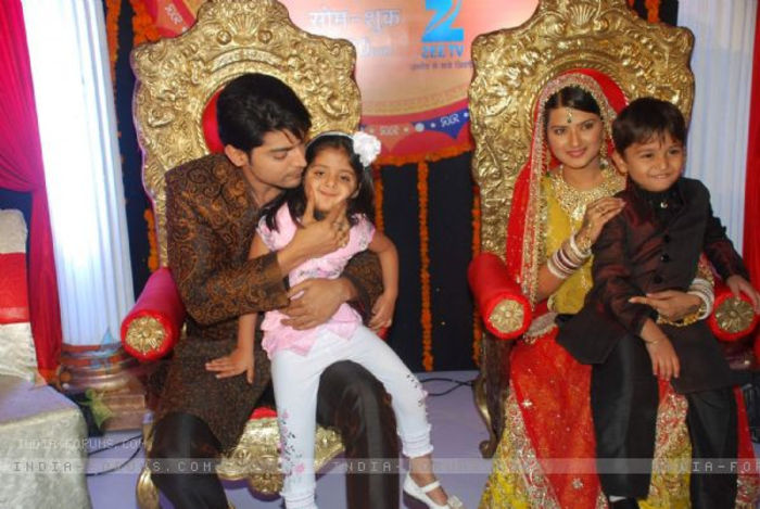 181229-gurmeet-choudhary-kratika-sengar-at-zee-tv-punar-vivah-serial-l - PunarVivaah-Recasatoria