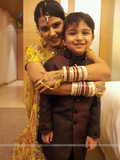 183326-kratika-sengar-with-onscreen-son - PunarVivaah-Recasatoria